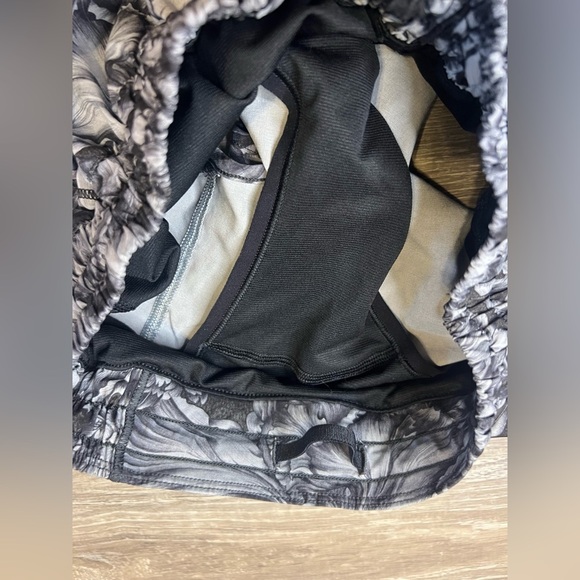 Lululemon Hotty Hot Short II Size 4 - Picture 7 of 11